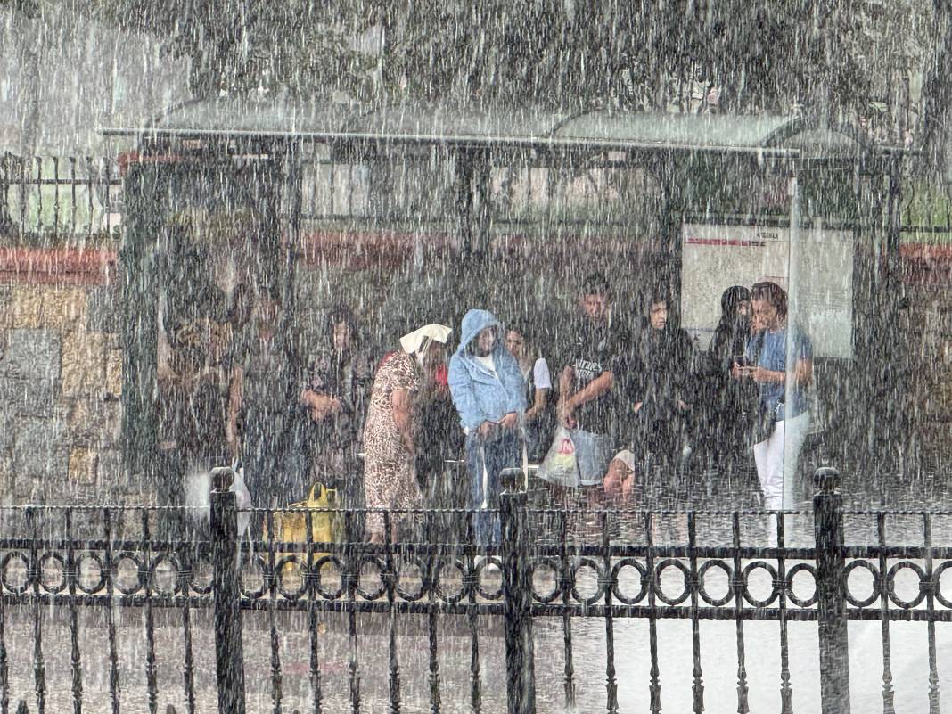 İstanbul’a sadece 5 dakika yetti! Meteoroloji uyarı üstüne uyarı yapmıştı 24